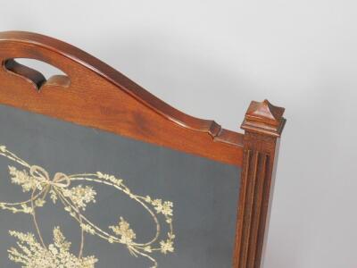 An Edwardian mahogany fire screen - 3