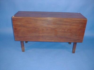 A Georgian mahogany drop leaf table