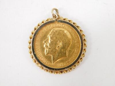 A George V gold sovereign 1913 in a 9ct gold pendant mount - 2