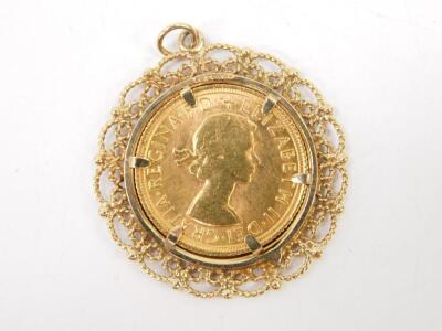 An Elizabeth II gold sovereign 1968 in a 9ct gold pendant mount - 2