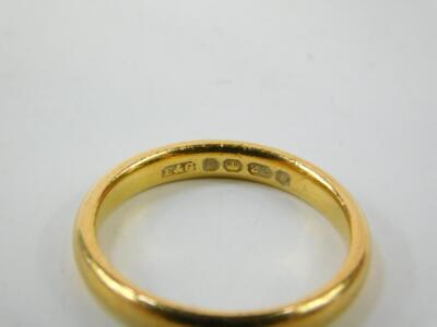 A 22ct gold wedding band - 2