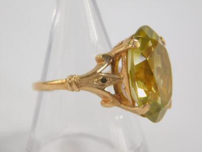 A 9ct gold and peridot ring - 2