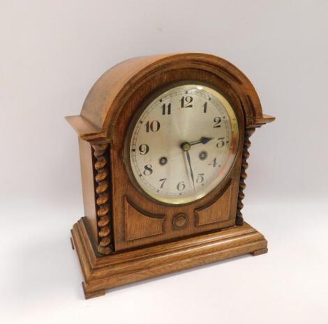 An early 20thC oak cased mantel clock