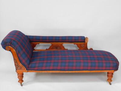 A Victorian mahogany chaise longue