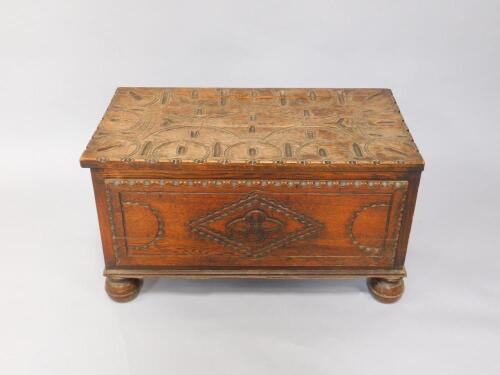 An early 20thC oak linen chest