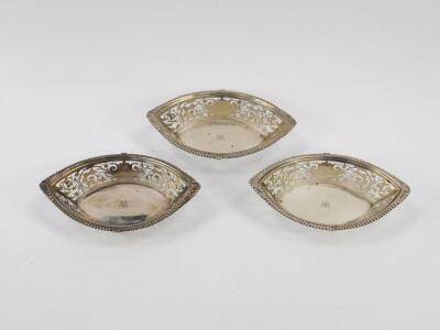 A set of three Edward VII silver boat shaped sweetmeat dishes - 2