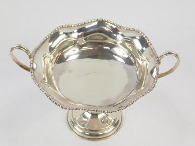 A George V silver twin handled pedestal sweetmeat dish - 2