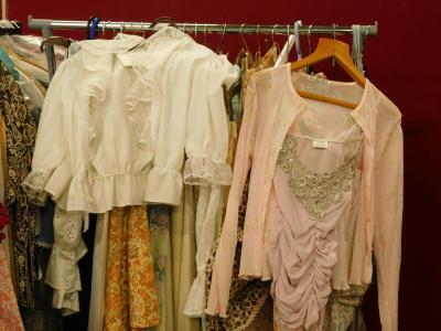 A quantity of ladies' vintage clothing