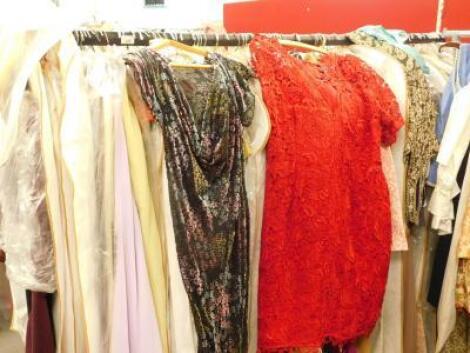 A quantity of ladies' vintage clothing