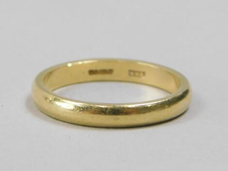 An 18ct gold wedding band