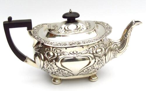 An Edwardian silver teapot