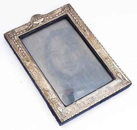 An Edwardian silver photograph frame