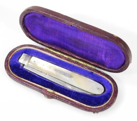 A George IV silver and mother of pearl handled folding fruit knife