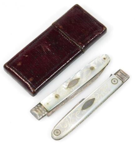 A George IV silver camping or travelling pickle fork and fruit knife set