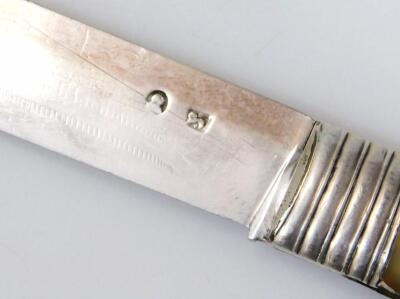 A George IV silver and mother of pearl handle - 3