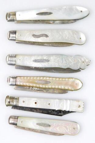 Various mother of pearl handled and silver bladed fruit knives