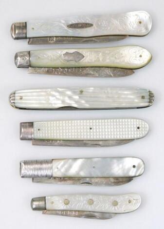 Various silver bladed mother of pearl handled fruit knives