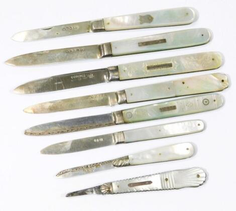 An Edwardian silver and mother of pearl fruit knife