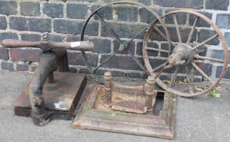 An early 20thC metal book press