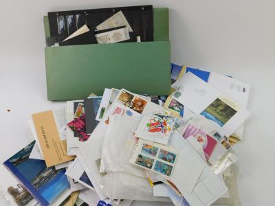 Stamps. - A mixed accumulation of mainly loose stamps in packets and containers