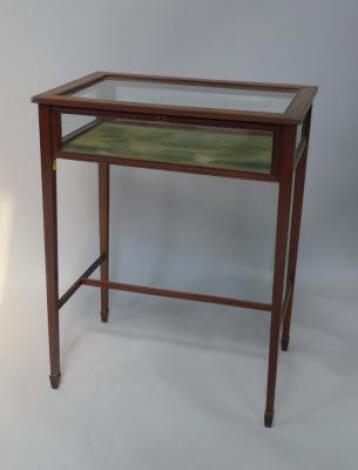 An Edwardian mahogany bijouterie table