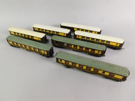 Seven Hornby 00 Pullman coaches