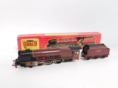 A Hornby 00 locomotive and tender City of London