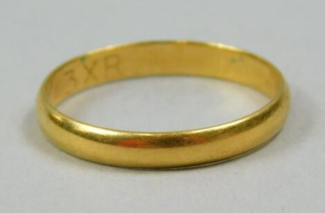 An 18ct gold wedding band