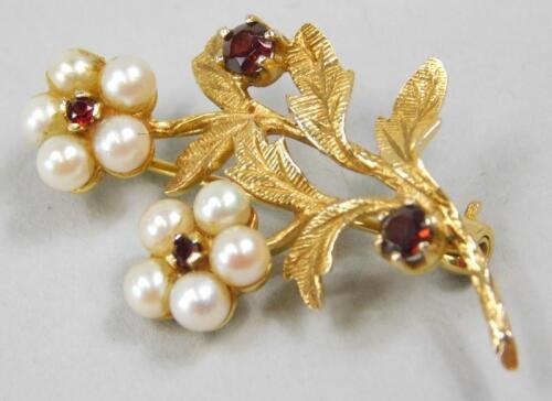 A 9ct gold floral brooch