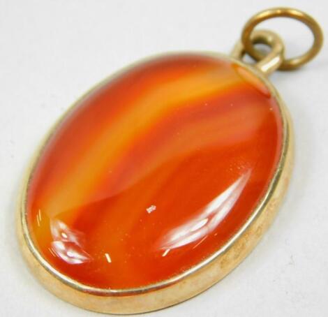 A 9ct gold framed oval agate pendant