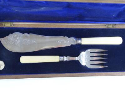 A George V silver and plated fish server set - 2