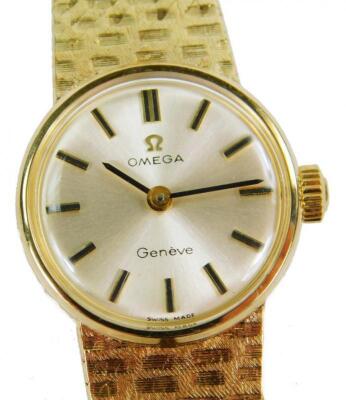 An Omega ladies 14ct gold wristwatch - 2