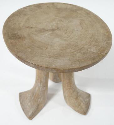 An early 20thC Ugandan tribal head rest - 2