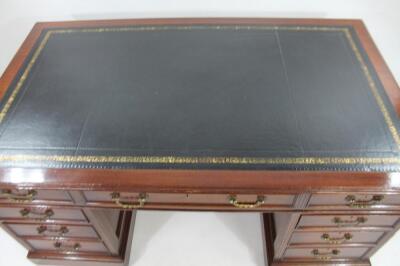 An early 20thC mahogany twin pedestal writing desk - 2