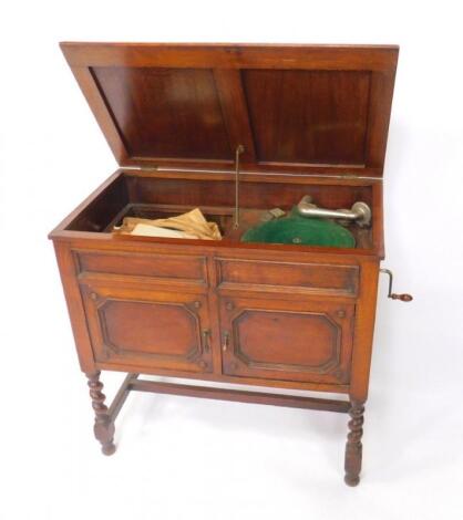 An early 20thC oak cased cabinet gramophone