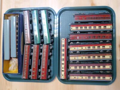 A collection of 00 gauge tin plate carriages including a Hornby mail van with box