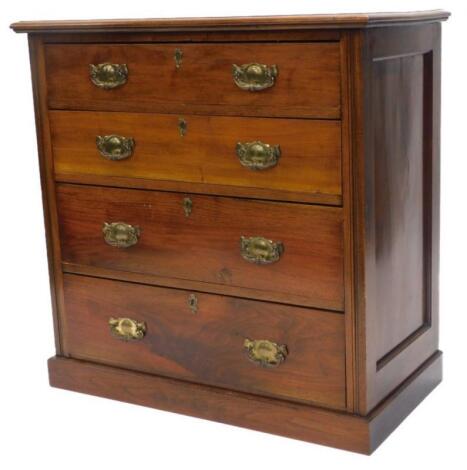 An early 20thC walnut chest of drawers