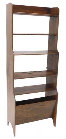 An early 20thC oak bookcase and magazine rack