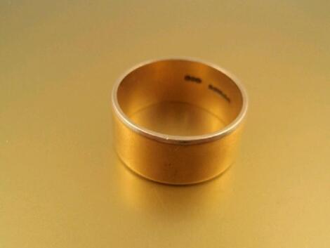 Gentleman's 9ct gold wide wedding ring