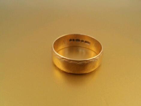 A ladies 9ct gold wedding band