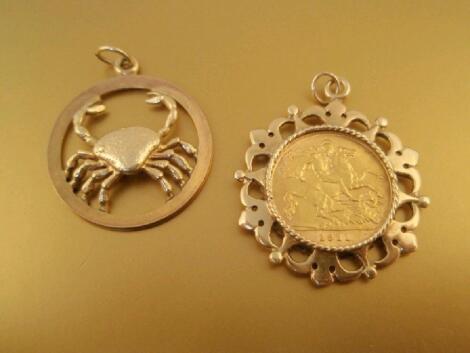 A half sovereign set pendant