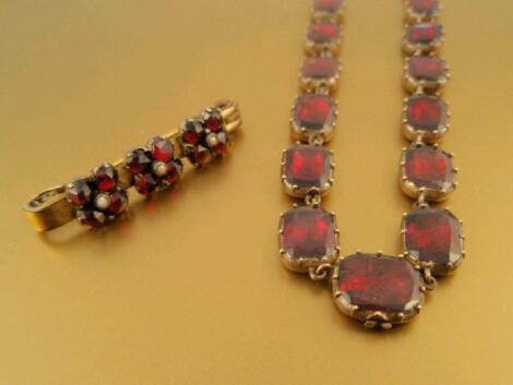 An Edwardian Bohemian foil backed garnet necklace of graduated faceted