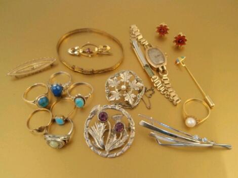 Small gold and silver and costume jewellery items including Victorian bar brooch