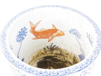 A Chinese porcelain fish bowl - 3