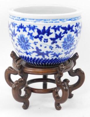 A Chinese porcelain jardiniere - 2
