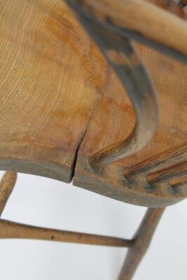 An early 19thC ash and elm Grantham Windsor chair - 2