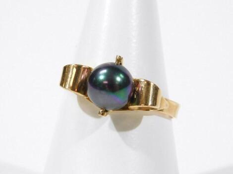 A cultured pearl dress ring