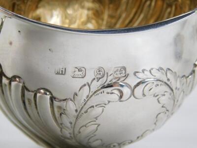 An Edward VII silver cream jug and sugar bowl - 2