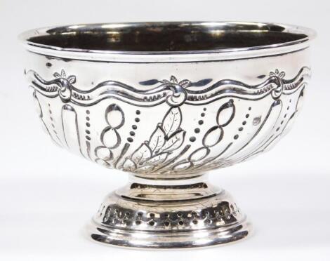 A late Victorian pedestal bowl