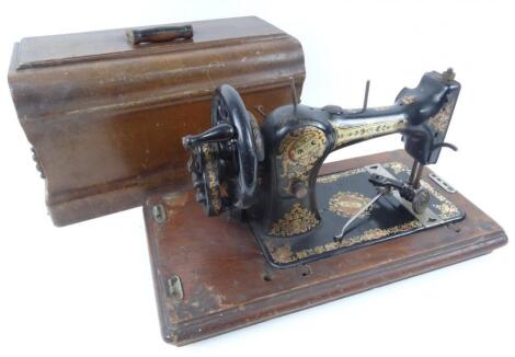 An early 20thC Queen cased sewing machine